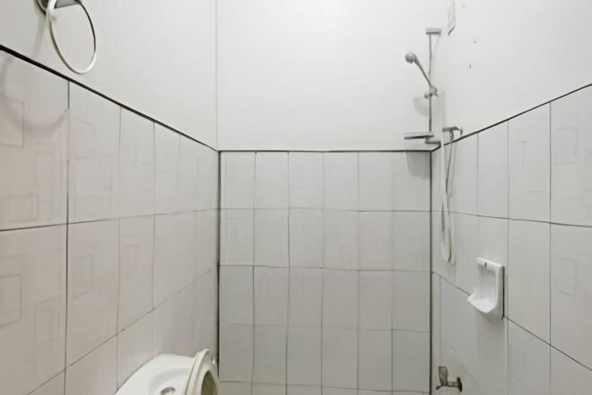 Banheiro | Chuveiro, chuveiro com efeito de chuva, produtos de toalete grátis 