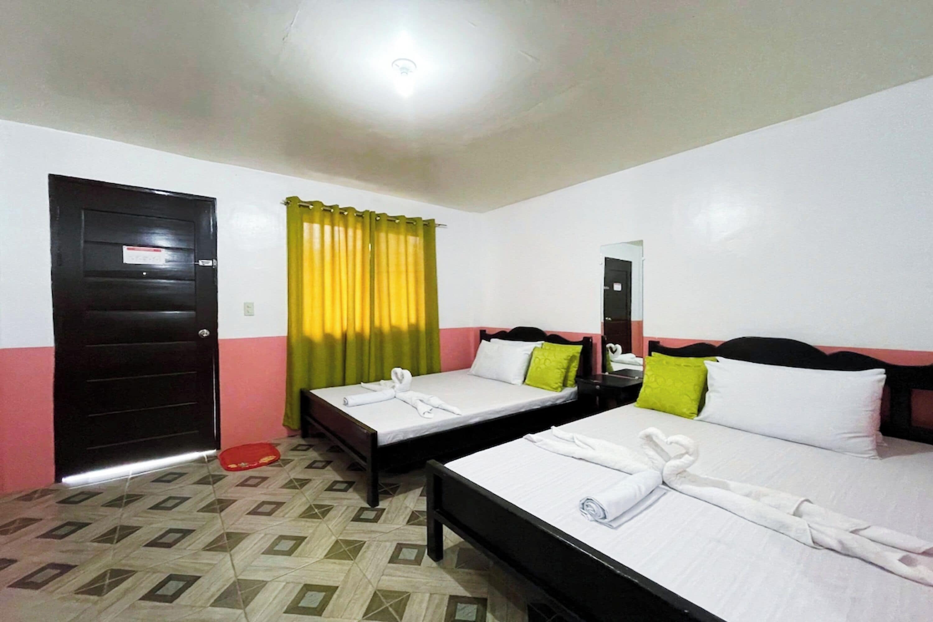 Deluxe Room | Desk, bed sheets