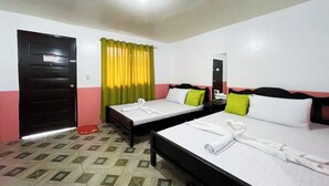 Deluxe Room | Meja, cadar katil 