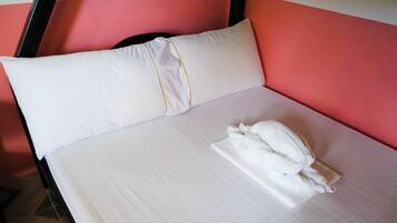 1 habitación, escritorio y ropa de cama