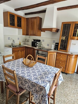 Private kitchen - Kuća za odmor sa jacuzzijem u dvorištu. Mirna lokacija 2km od plaže (Icici)