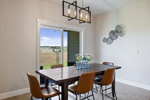 Dining - Conveniently located Clean Rambler. (Kennewick)