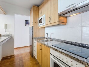 Geladeira, micro-ondas, fogão, torradeira