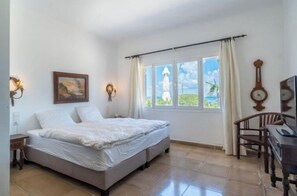 4 bedrooms, desk, iron/ironing board, WiFi