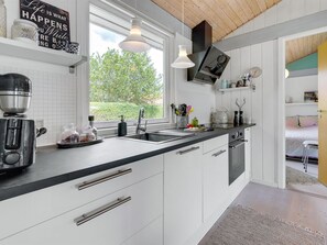 Køleskab, mikrobølgeovn, ovn, køkkentøj/tallerkener/redskaber