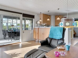 Televisión y chimenea