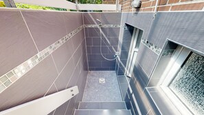 Dusche, Haartrockner, Handtücher, Seife