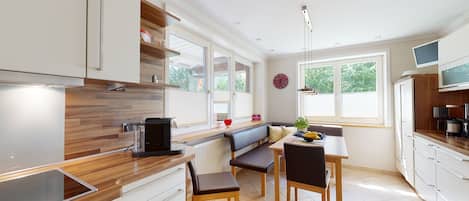 ثلاجة، ميكروويف، فرن، موقد طهي مسطح