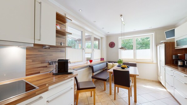 Fridge, microwave, oven, stovetop - Cozy deluxe vacation home with terrace, garden, parking space and sauna (Borkum)