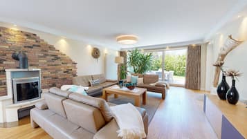 Smart-TV, Kamin, DVD-Player, Bücher