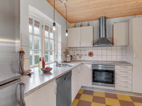 Kühlschrank, Ofen, Geschirrspüler, Kochgeschirr/Geschirr/Besteck