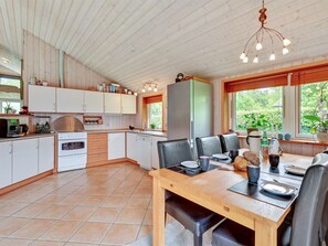 Kylskåp, ugn, diskmaskin och barnstol