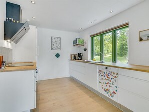 Kylskåp, mikrovågsugn, diskmaskin och grytor/köksredskap