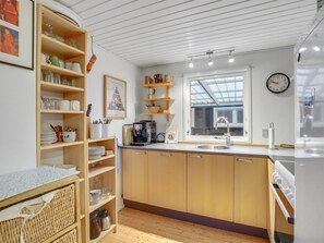 Kjøleskap, mikrobølgeovn, oppvaskmaskin og kjøkkenutstyr