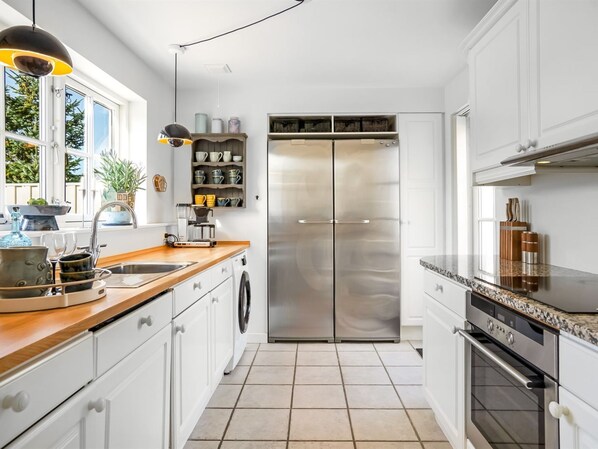 Fridge, microwave, dishwasher, cookware/dishes/utensils