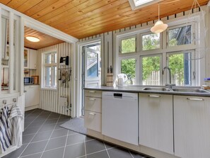 Kjøleskap, mikrobølgeovn, ovn og oppvaskmaskin