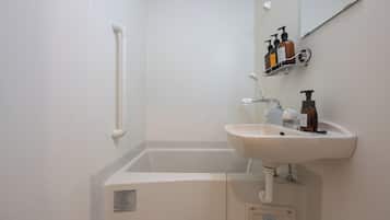 Quarto duplo luxo, para não fumantes (check-in is not available after 11PM) | Banheiro | Chuveiro/banheira combinados, produtos de toalete grátis