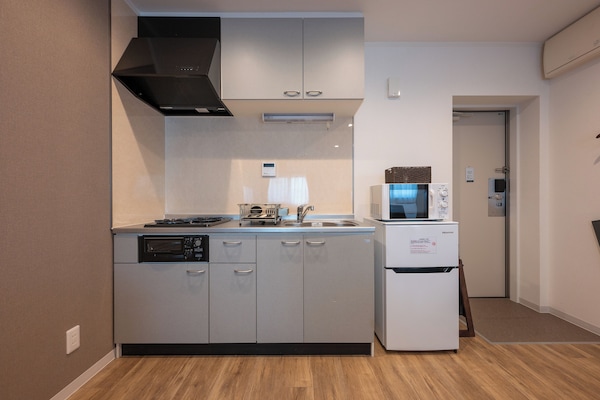 Habitación Deluxe con 2 camas individuales, no fumadores (check-in is not available after 11PM) | Cocina básica privada | Frigorífico, microondas, hervidor eléctrico y congelador