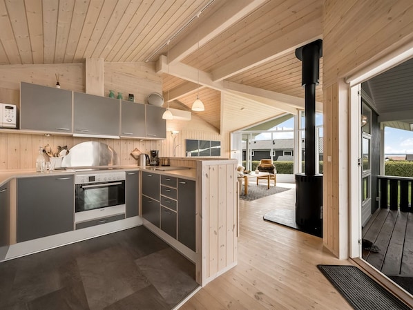 ثلاجة، ميكروويف، غسالة أطباق، مستلزمات طهي/أطباق/أوعية