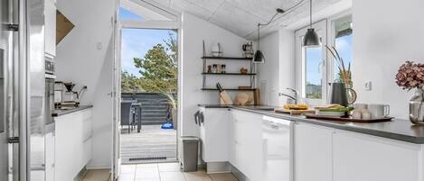 Fridge, microwave, dishwasher, cookware/dishes/utensils