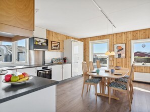 Kühlschrank, Geschirrspüler, Kochgeschirr/Geschirr/Besteck