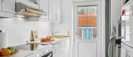 Fridge, cookware/dishes/utensils