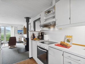 Køleskab, ovn, køkkentøj/tallerkener/redskaber