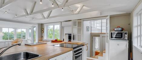 Fridge, microwave, dishwasher, cookware/dishes/utensils
