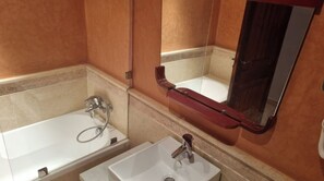 Serviettes fournies, papier toilette