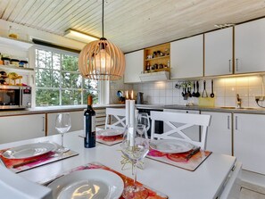 Kylskåp, mikrovågsugn, ugn och diskmaskin