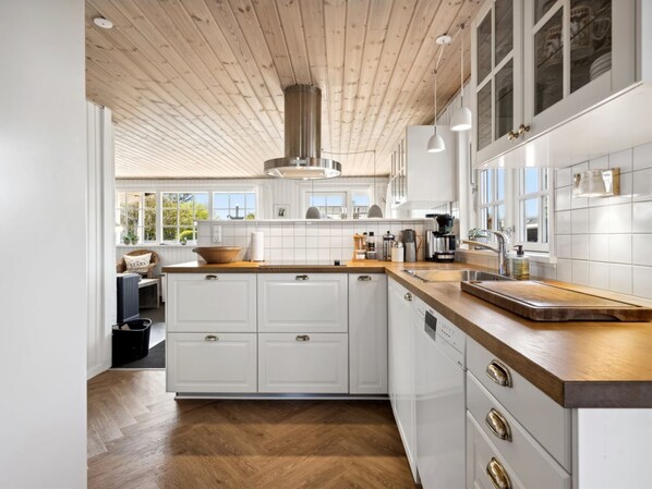 Fridge, oven, dishwasher, cookware/dishes/utensils