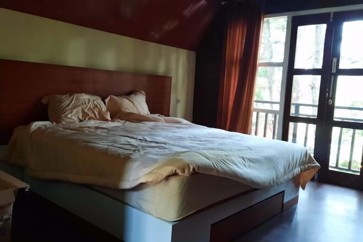 Rollaway beds (surcharge), WiFi (free), bed sheets