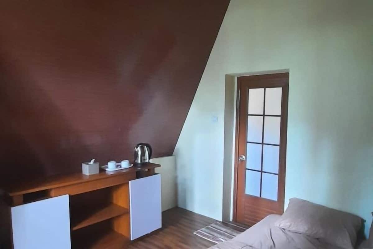 Rollaway beds, free WiFi, bed sheets