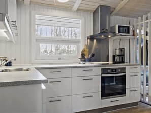 Fridge, microwave, oven, dishwasher - "Yessica" - 300m from the sea by Interhome (Løkken)