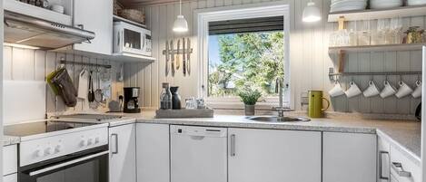 Fridge, microwave, dishwasher, cookware/dishes/utensils