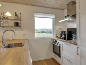 Kylskåp, mikrovågsugn, diskmaskin och grytor/köksredskap