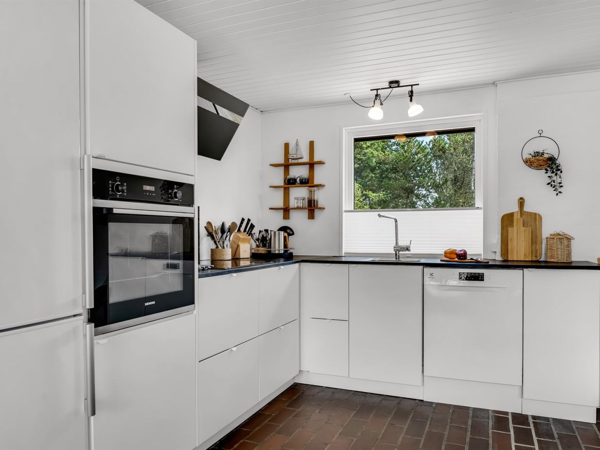Fridge, microwave, dishwasher, cookware/dishes/utensils