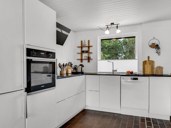 Kühlschrank, Mikrowelle, Geschirrspüler, Kochgeschirr/Geschirr/Besteck