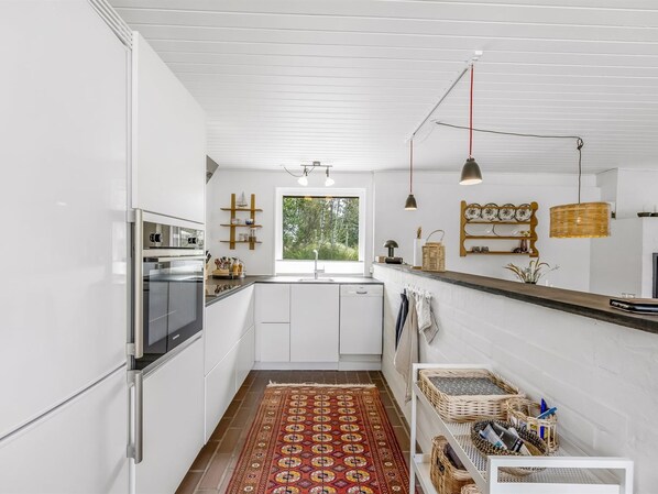 Fridge, dishwasher, cookware/dishes/utensils
