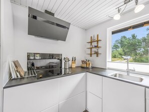 Kjøleskap, oppvaskmaskin og kjøkkenutstyr