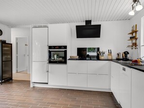Refrigerador, microondas, lavavajillas y utensilios de cocina 