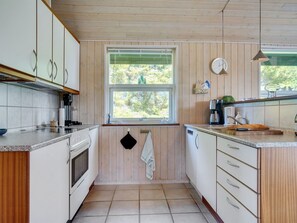 Køleskab, mikrobølgeovn, opvaskemaskine, køkkentøj/tallerkener/redskaber
