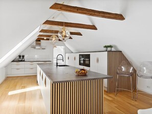 Kühlschrank, Mikrowelle, Geschirrspüler, Hochstuhl