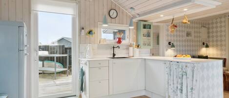 Fridge, microwave, dishwasher, cookware/dishes/utensils