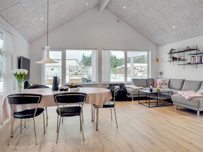 Fernseher, Kamin, DVD-Player