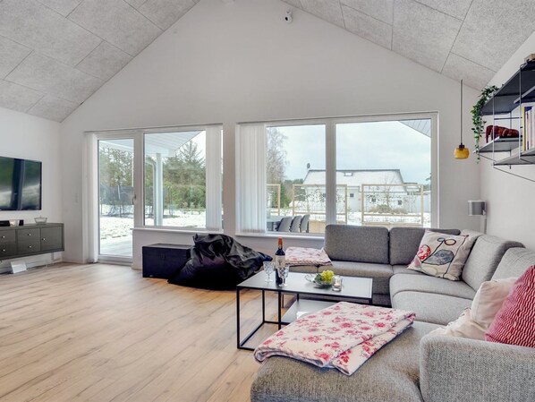 Fernseher, Kamin, DVD-Player