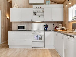 Kylskåp, mikrovågsugn, ugn och diskmaskin