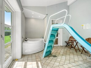 Un baño con bañera, ducha e inodoro.