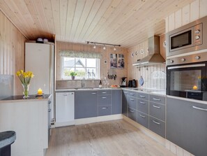 Køleskab, mikrobølgeovn, opvaskemaskine, køkkentøj/tallerkener/redskaber