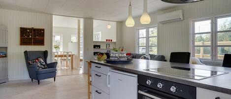 Kühlschrank, Mikrowelle, Ofen, Geschirrspüler